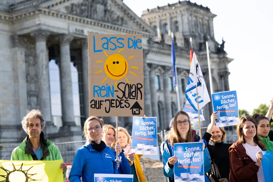 Aktion zur Solardachplicht und Gebäudesanierung vor dem Bundestag